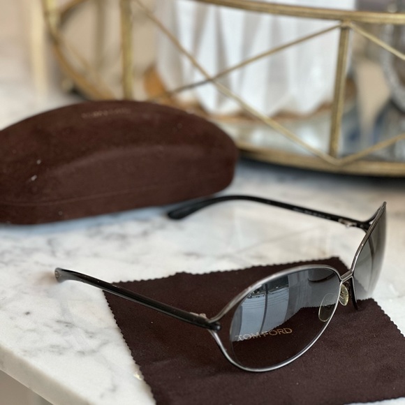 Tom Ford sunglasses, good condition. Come with original case. - Picture 5 of 5